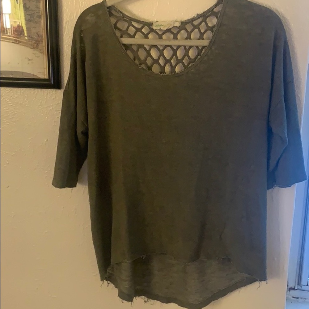 3/4 sleeve tee with cutout detailing